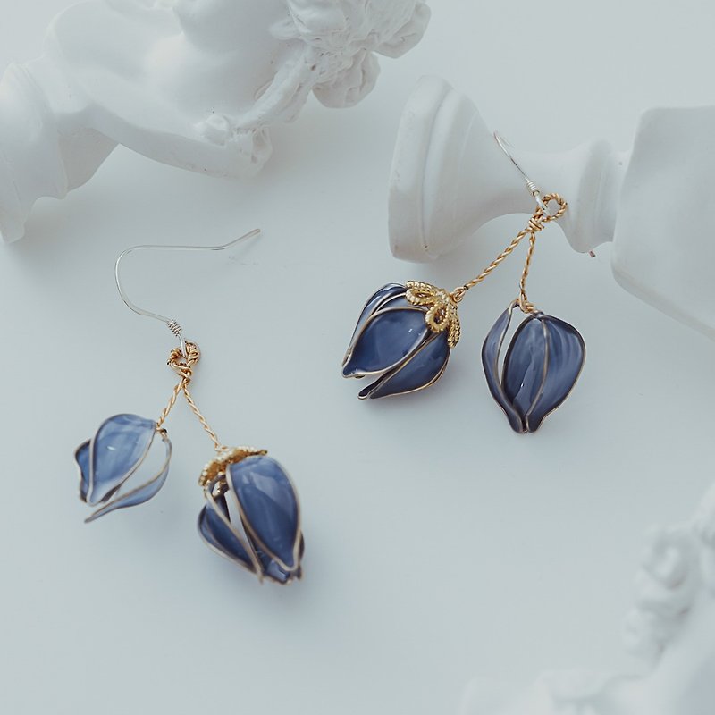 [Amour-Mysterious Blue] Dangle Earrings | Crystal Flower Jewelry - ต่างหู - เรซิน สีน้ำเงิน