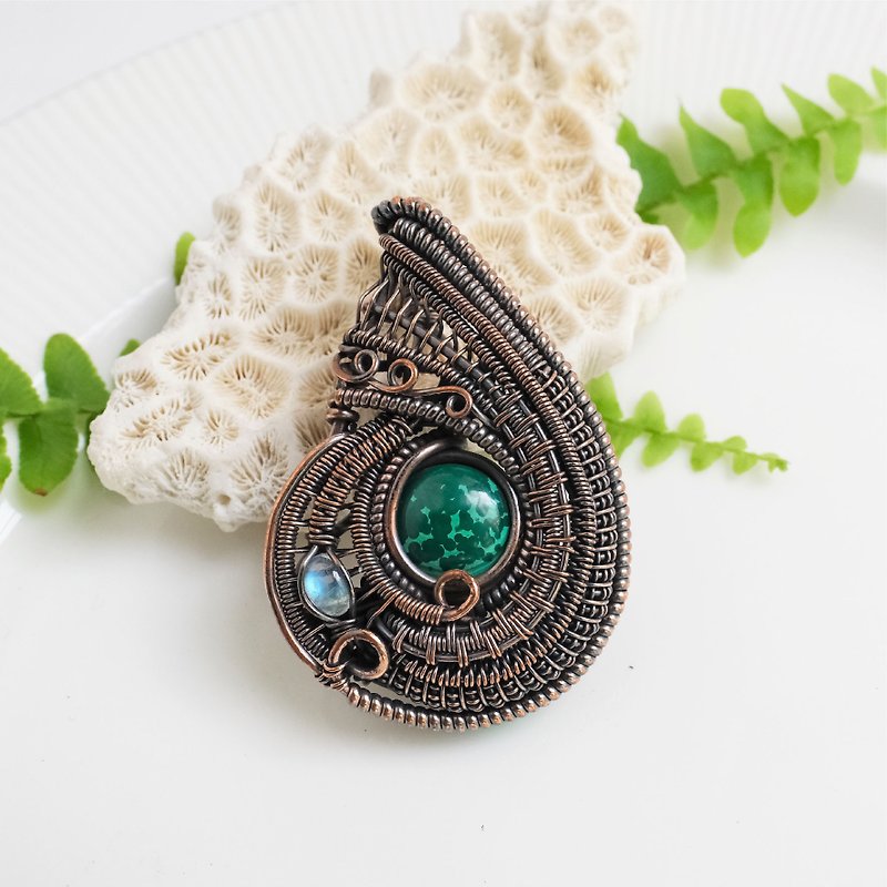 [Rhythm] peacock Stone Moonstone copper wire braided metal fall universe - Necklaces - Gemstone Green