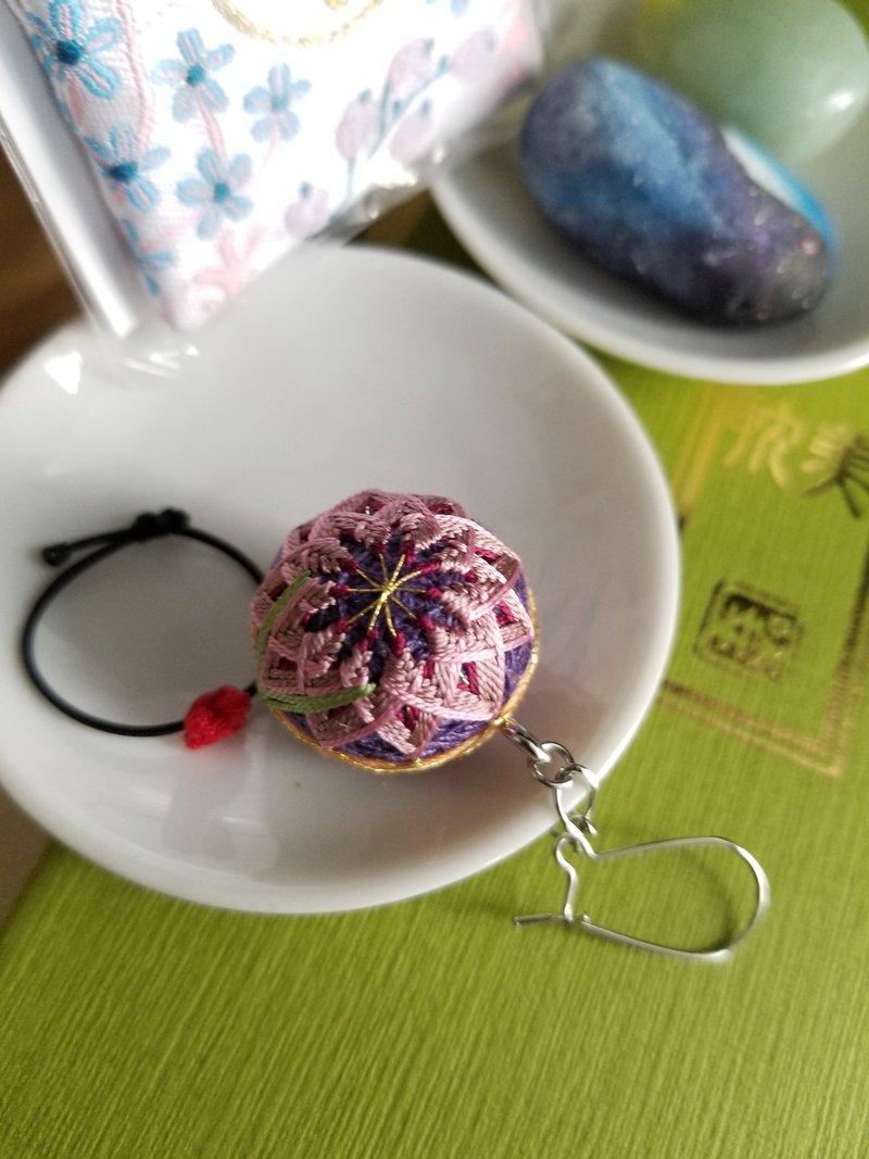 彩線日和 迷你小鞠球 2cm 單品球耳飾 - 小紫鈴 (全人手) - 耳環/耳夾/耳骨夾 - 繡線 紫色