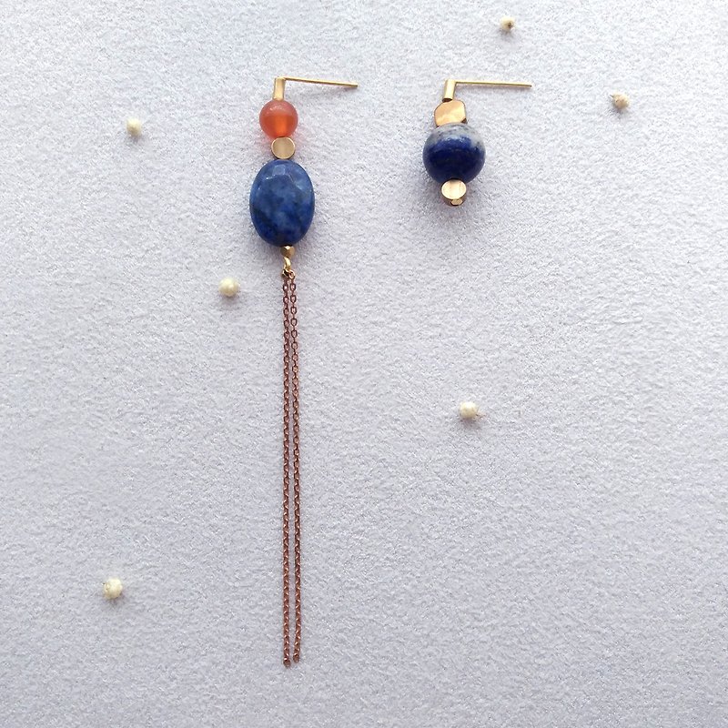 e034-Impressions of the Netherlands-Asymmetrical pin/clip earrings with agate and lapis lazuli - ต่างหู - เครื่องเพชรพลอย สีน้ำเงิน