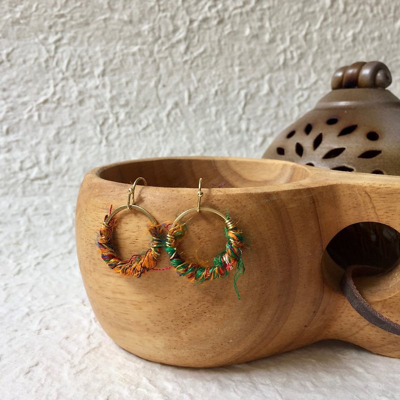 手工紗麗線黃銅耳環 (2cm直徑)  |  橘子 x 綠色 - 耳環/耳夾 - 其他金屬 橘色
