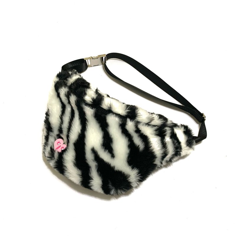 JCC Black and White Zebra Faux Rabbit Fur Belt Bag - กระเป๋าแมสเซนเจอร์ - เส้นใยสังเคราะห์ สีดำ