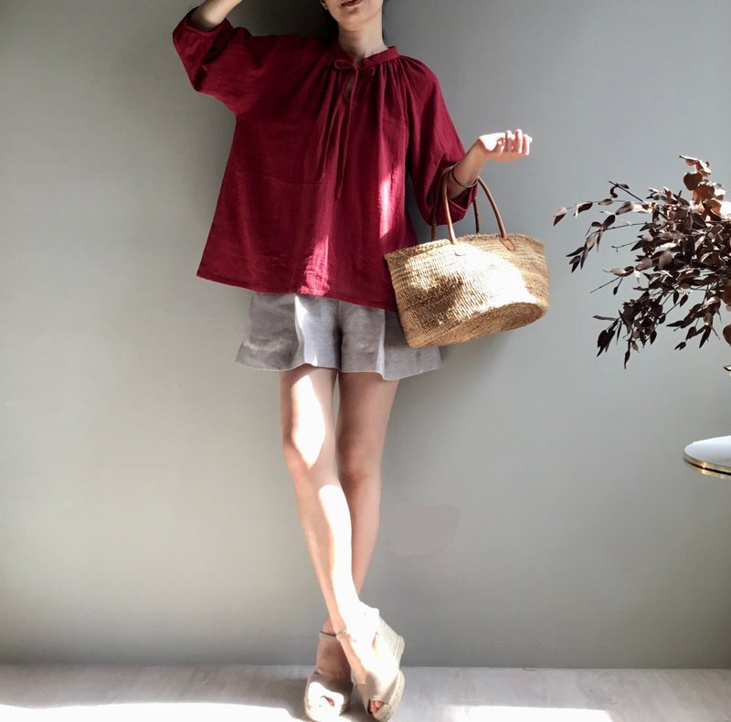 Florence/Slub texture loose wrinkle Linen small stand collar open placket straps three-quarter sleeves/pengpeng sleeve top - เสื้อผู้หญิง - ผ้าฝ้าย/ผ้าลินิน สีแดง