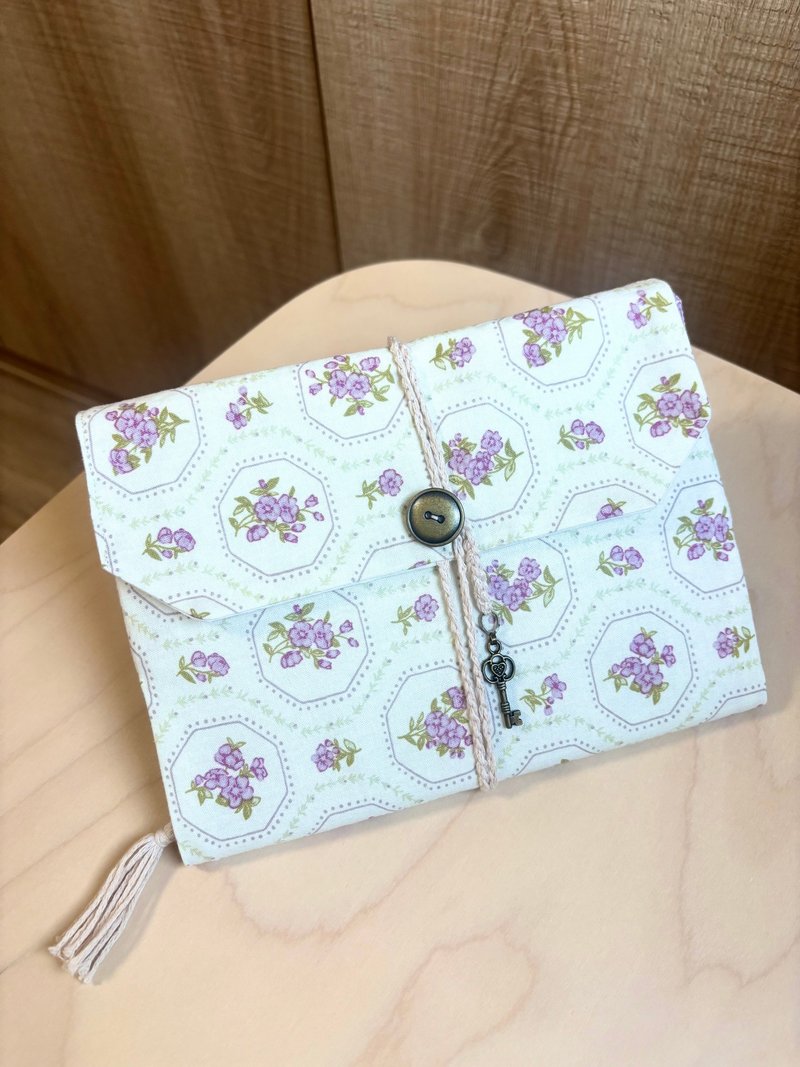 A5布書套/小紫花和口袋與鑰匙裝飾 植物系 書衣 送禮 文具 - 書衣/書套 - 棉．麻 白色