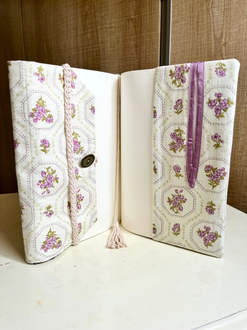 A5布書套/小紫花和口袋與鑰匙裝飾 植物系 書衣 送禮 文具 - 書衣/書套 - 棉．麻 白色