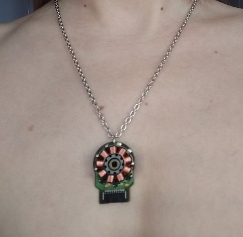 サイバーパンク ネックレス。 リサイクルされた電子機器の