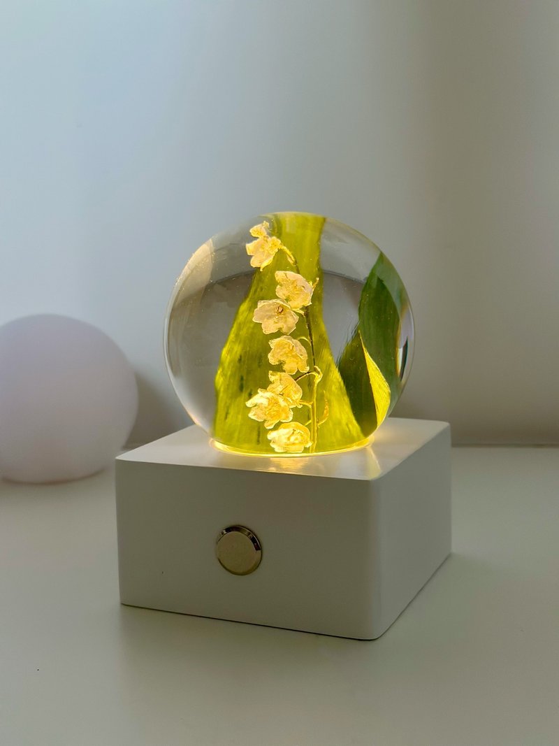 *雅禮傳情/真花鈴蘭標本水晶球夜燈 - 燈具/燈飾 - 樹脂 