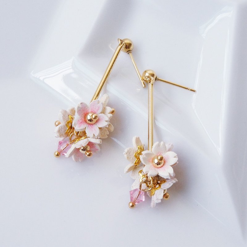 Cherry Blossom Leather Earrings - ต่างหู - หนังแท้ สึชมพู