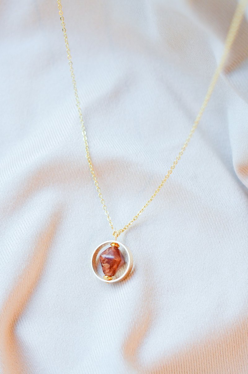 [Eco-friendly Necklace] Moon Brown Ruby Thick Gold-plated Ring Pendant Necklace/Handmade/Gift/Recommended - สร้อยคอ - พืช/ดอกไม้ สีนำ้ตาล