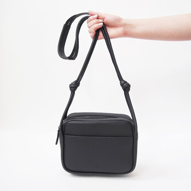 Lili Leather Crossbody Bag in Black Color - 側背包/斜背包 - 真皮 黑色