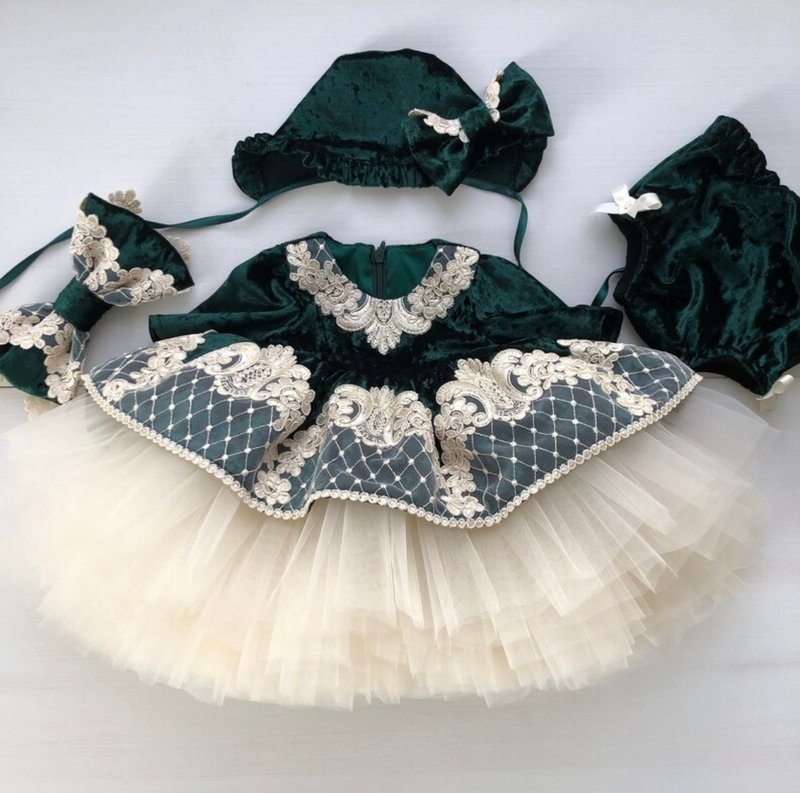 Green dress with gold lace, bonnet and panties for baby girl. - ชุดเด็ก - วัสดุอื่นๆ สีเขียว