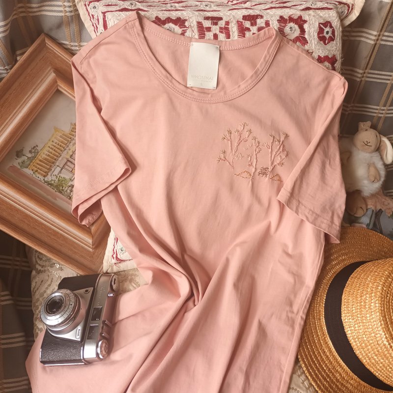 百搭手縫村莊與UFO圖案 直身棉彈高端 smart casual TEE - 女 T 恤 - 棉．麻 粉紅色