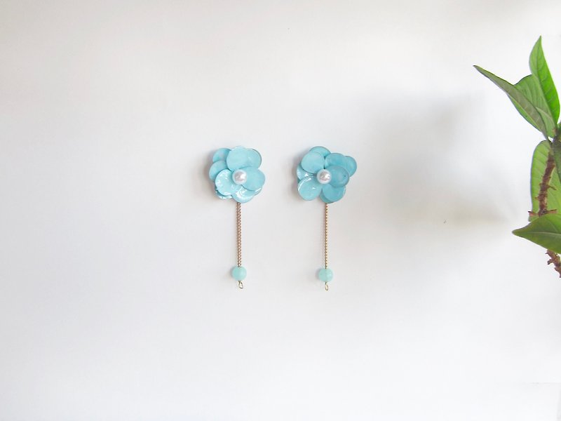 Flowers in Paradise Handmade Metalwork Winding Earrings Sky Blue/Light Indigo Pearl Flower Petals - ต่างหู - วัสดุอื่นๆ สีน้ำเงิน