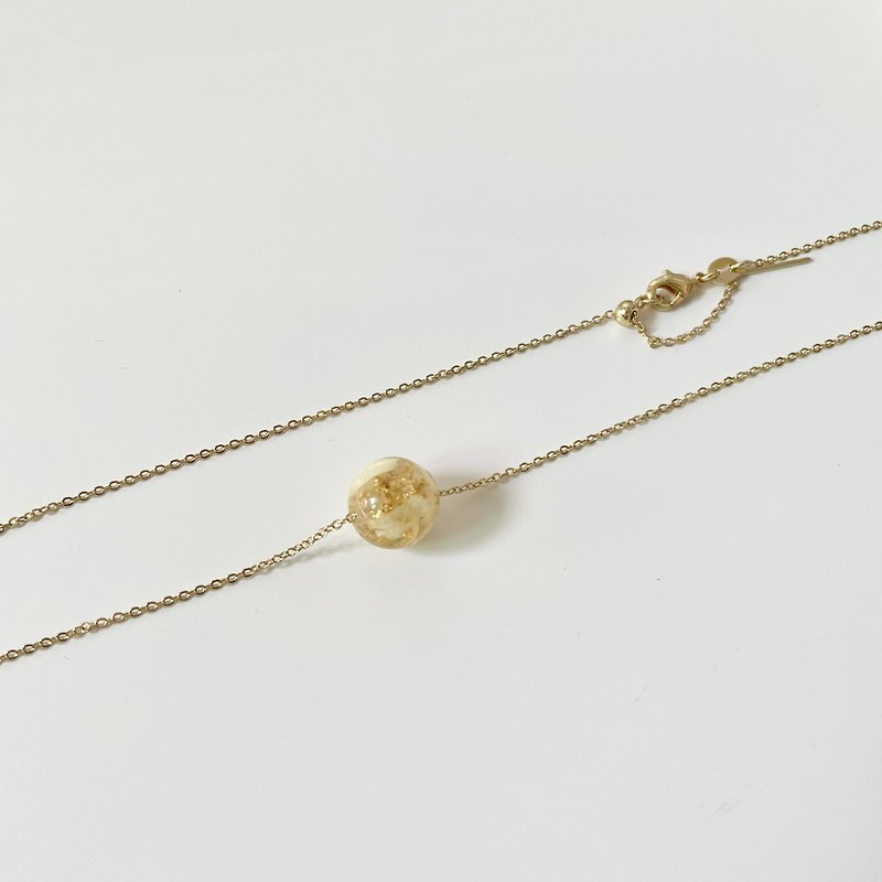 Necklace 14k Gold flower Resin Necklace 14k gold plated Margaret Flower Bead Pendant - Necklaces - Plants & Flowers 