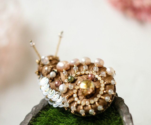 天然真珠とクリスタルのカタツムリブローチ、サマージュエリー