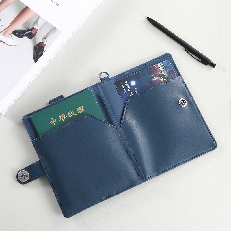 LUSTRE Cached Passport Holder Gift Box with Pen + Lanyard - Tannin - ที่เก็บพาสปอร์ต - หนังแท้ สีน้ำเงิน