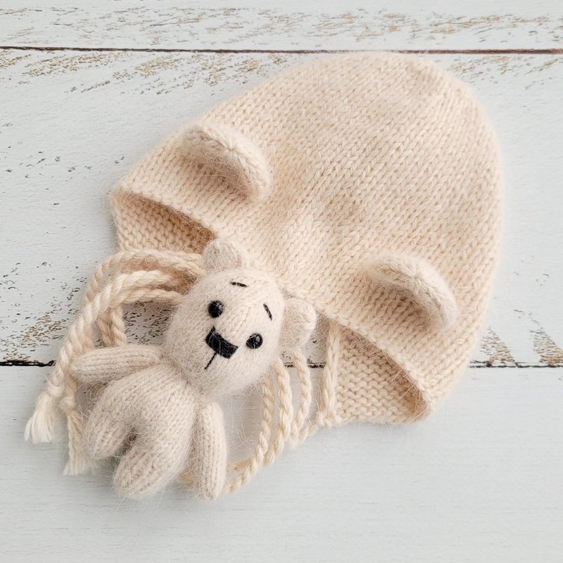 Newborn Cream Bear bonnet and stuffed toy, Knitted baby photo prop - เครื่องประดับ - ขนแกะ ขาว