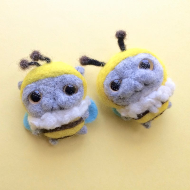 Wong Tsai series wool cat and bee brooch - Brooches - Wool Yellow