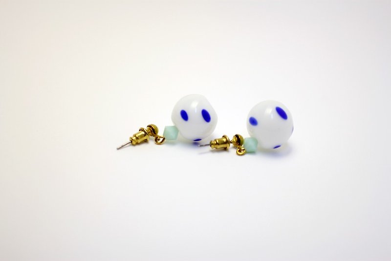 Japan Shuiyu wave blue glass ball shape brass earrings - ต่างหู - โลหะ สีเหลือง