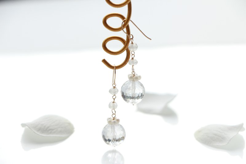 14 kgf - Suncatcher crystal quartz pierced earrings - Earrings & Clip-ons - Gemstone Transparent