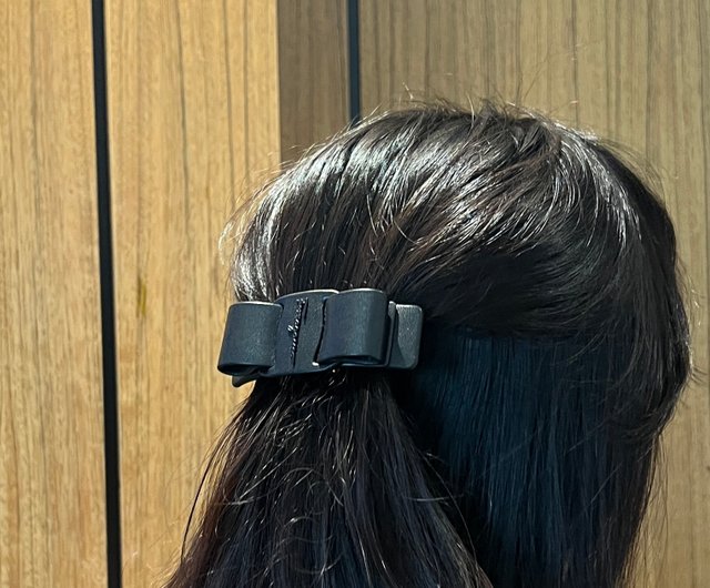 フェラガモ　ヘアピン Salvatore Ferragamo フェラガモ ロゴ ゴールドヘアピン