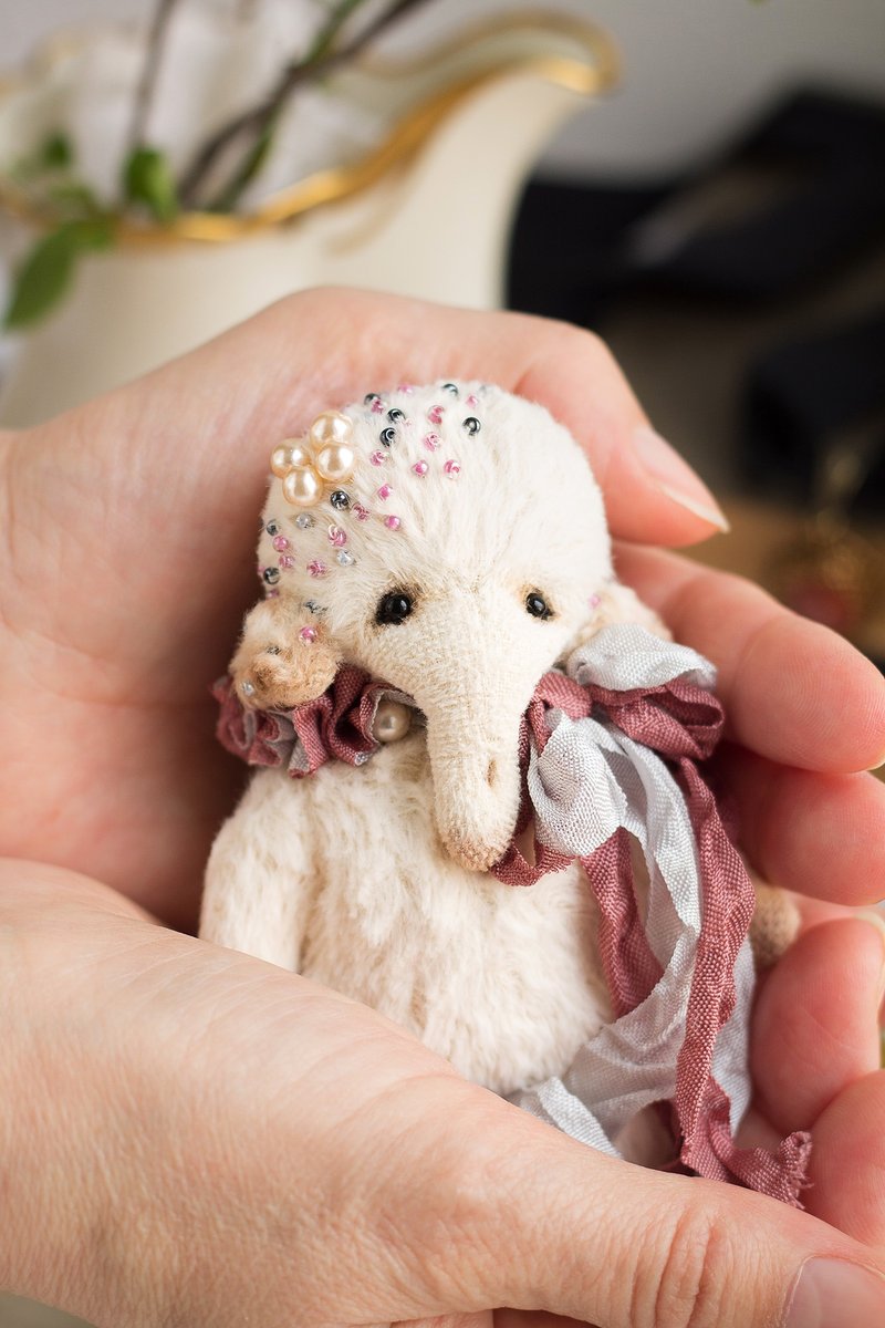 Artist small white elephant handmade plush stuffed cute toy - ตุ๊กตา - วัสดุอื่นๆ ขาว