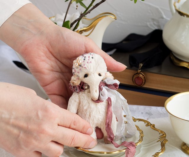 アーティストの小さな白い象の手作りぬいぐるみかわいい