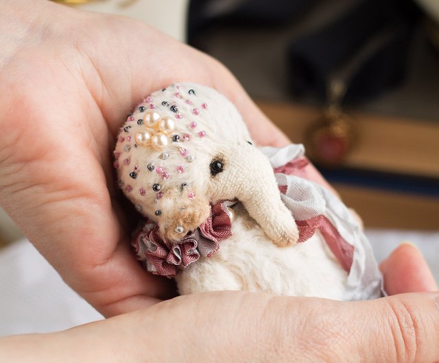 【新発売】 アーティストの小さな白い象の手作りぬいぐるみかわいい ぬいぐるみ