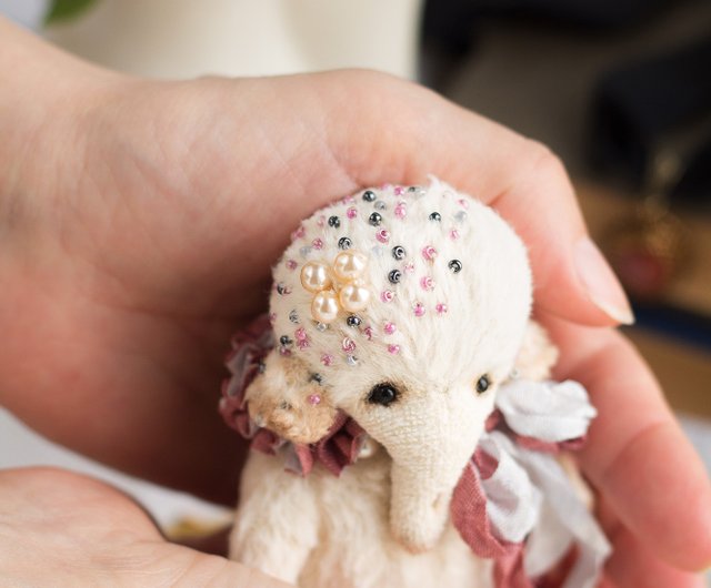 優しい白い象さん ベイビーエレファント ぬいぐるみ 海外作家様 アーティストベア 優しい白い象さん ベイビーエレファント ぬいぐるみ 海外作家様