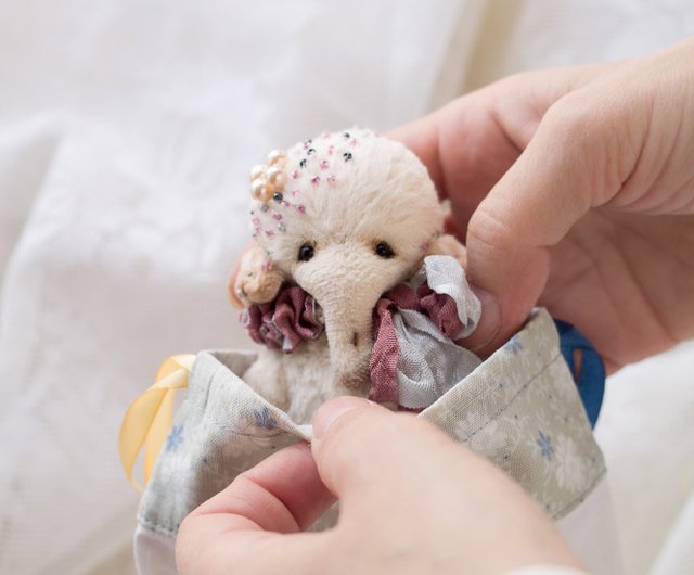 アーティストの小さな白い象の手作りぬいぐるみかわいい