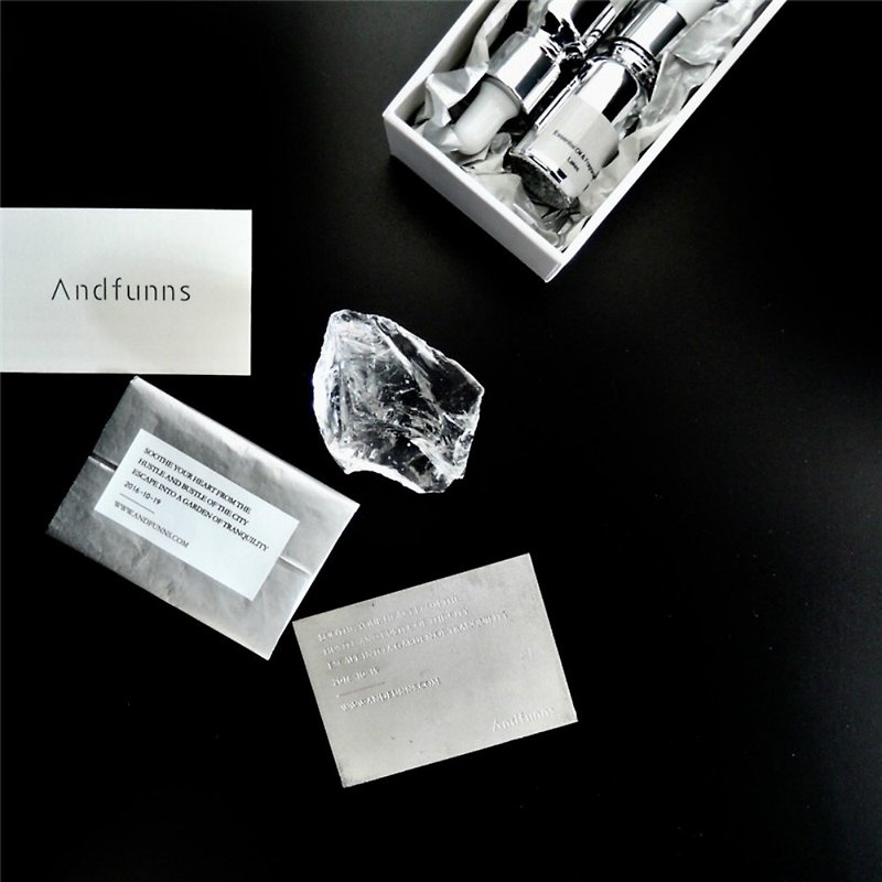 Andfunnsエッセンシャルオイルディフューザーホワイト石ホワイトギフトセット - アロマ・線香 - エッセンシャルオイル ホワイト