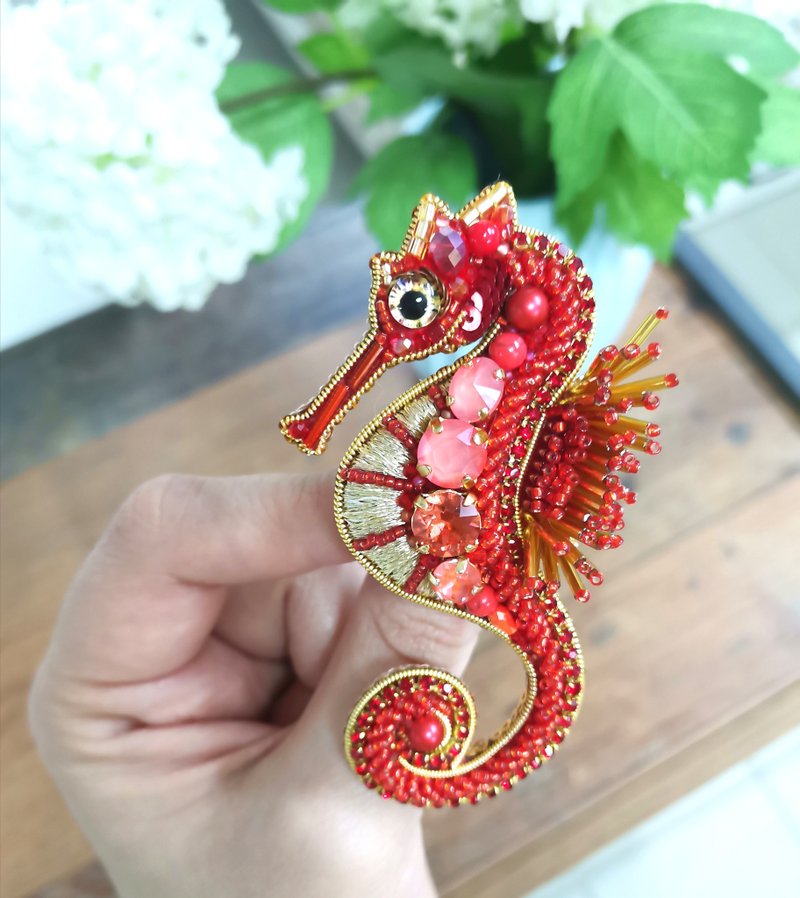 Seahorse jewelry brooch, handmade gifts, Seahorse brooch beaded,  Unique gift - 胸針 - 玻璃 紅色