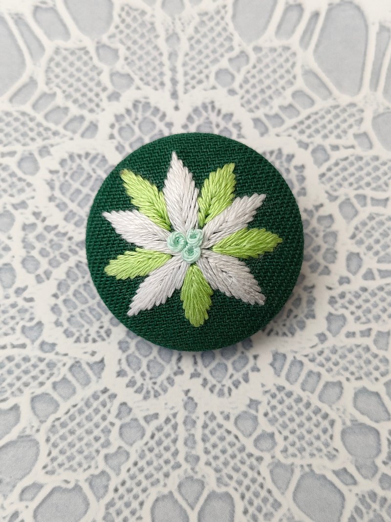グリーンのポインセチアのミニ刺繍ブローチ - 胸針 - 棉．麻 綠色
