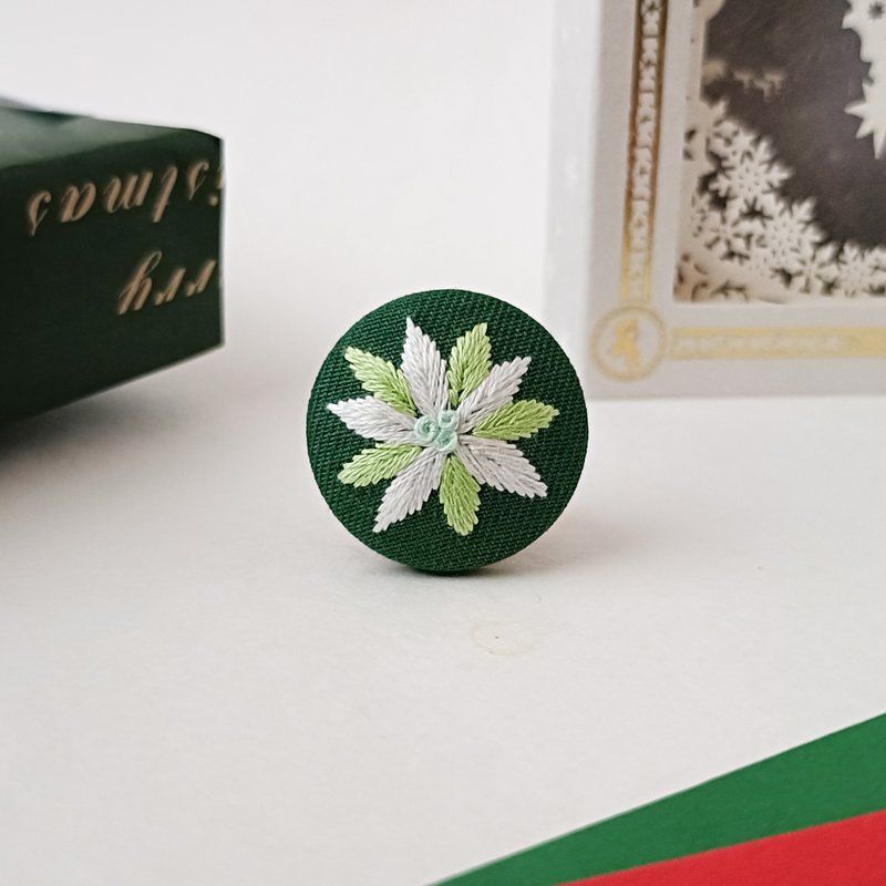 綠色 迷你刺繡 聖誕紅胸針 - 胸針 - 棉．麻 綠色