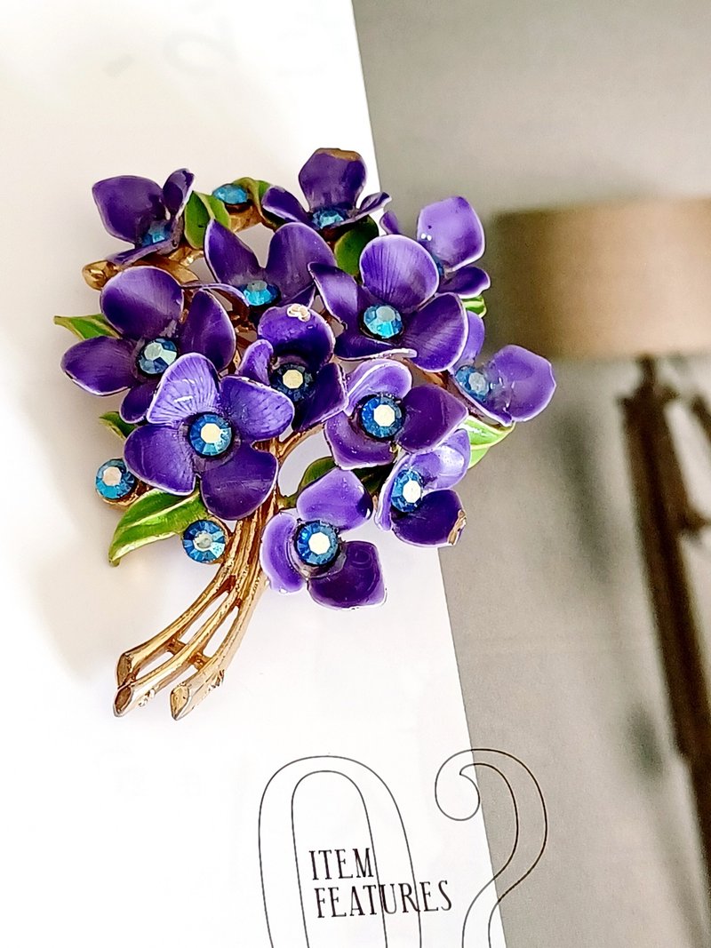 vintage jewelry 奧地利紫色琺瑯紫羅蘭花束  別針  胸針 - 胸針 - 其他金屬 