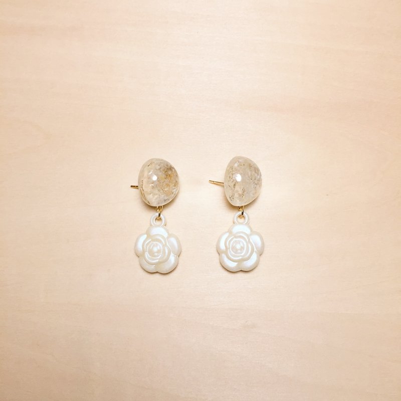 復古白色碎貝殼丸子花花耳環 - 耳環/耳夾/耳骨夾 - 樹脂 白色