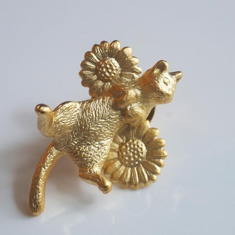 Golon cat pin brooch (Matt Gold) - Brooches - Other Metals Gold
