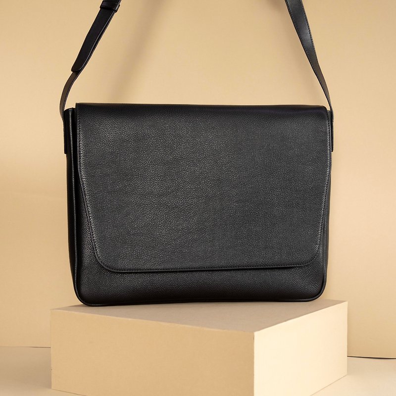 Leather Messenger Bag - กระเป๋าแมสเซนเจอร์ - หนังแท้ สีดำ