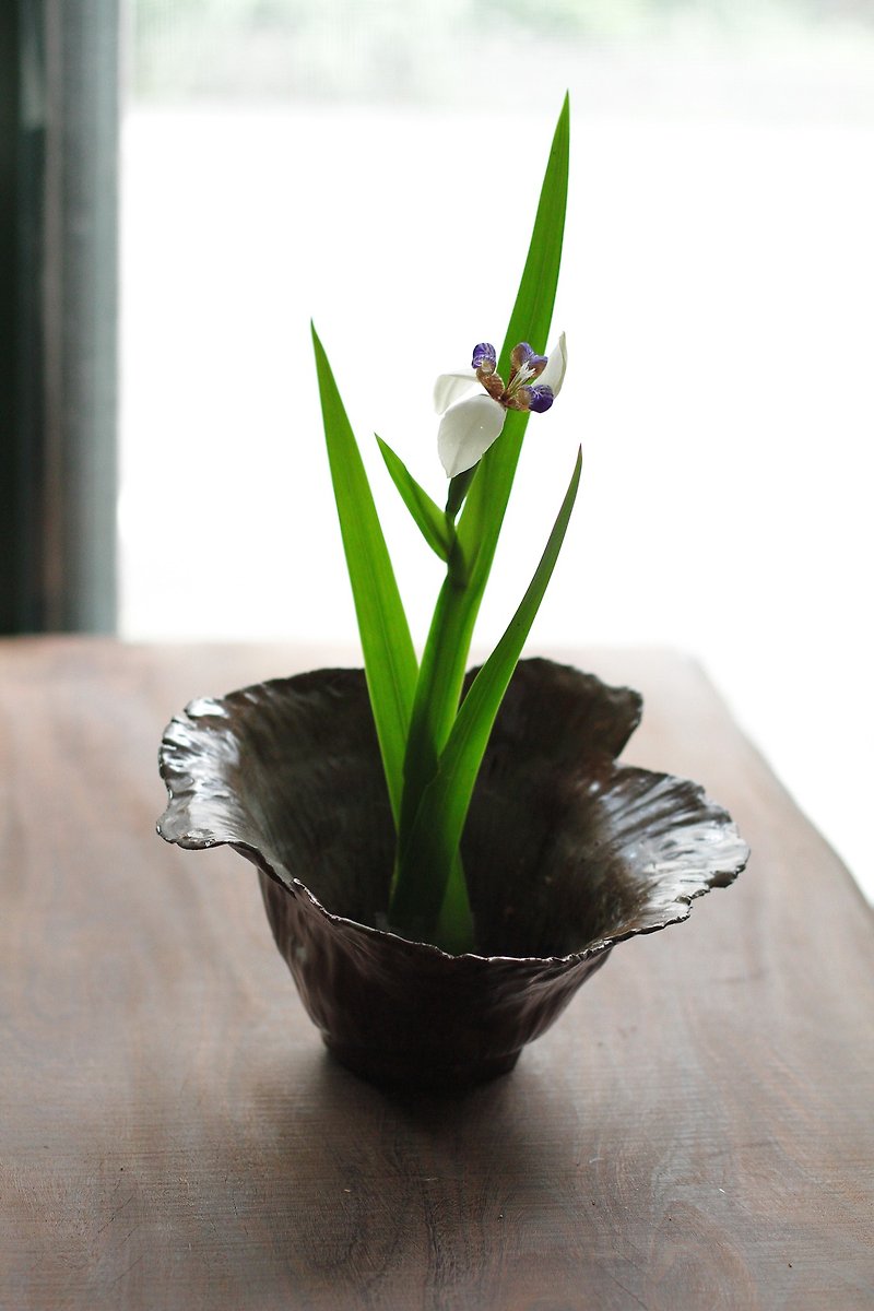 手練り陶磁器の花の形をした名入れ花器 - 花瓶・植木鉢 - 陶器 ブラウン