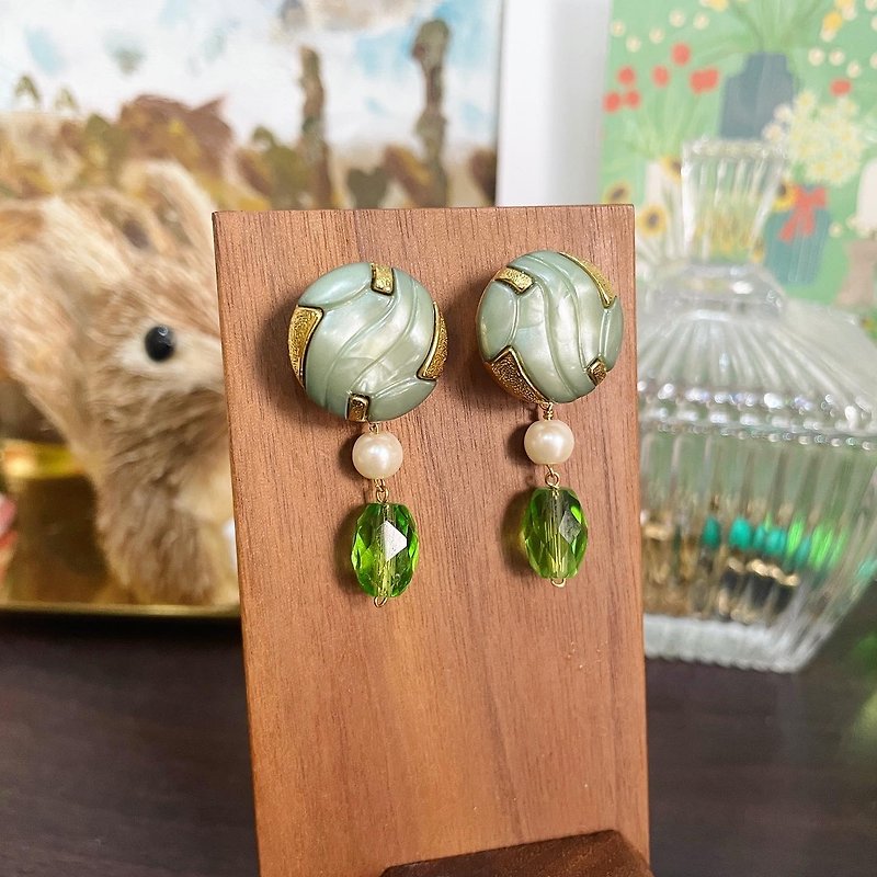 Button modified lake green gold edge water ripple pearl crystal plastic drop earrings - ต่างหู - โลหะ สีเขียว