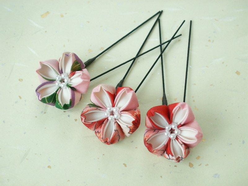 【再販】つまみ細工　古布で作った桜の髪飾りの３点セット 柄桃　お花見にぴったり - ヘアアクセサリー - シルク・絹 ピンク