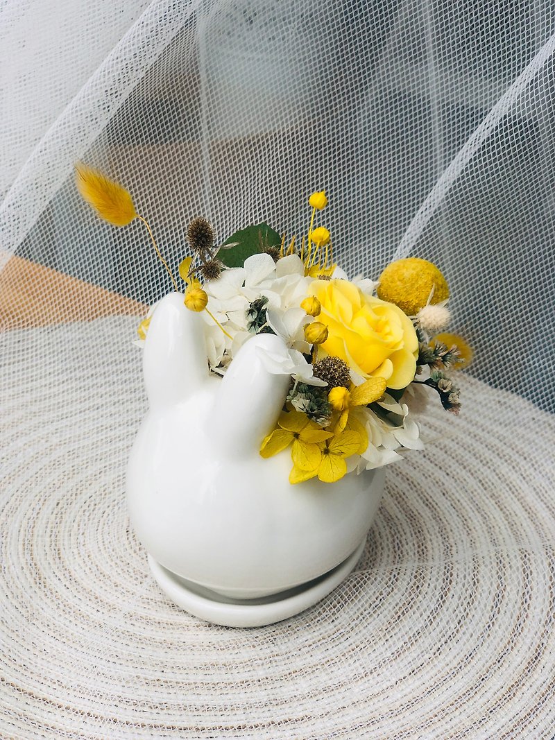 黄土色のプリザーブドフラワーうさぎ小鉢花 - ドライフラワー・ブーケ - 寄せ植え・花 イエロー