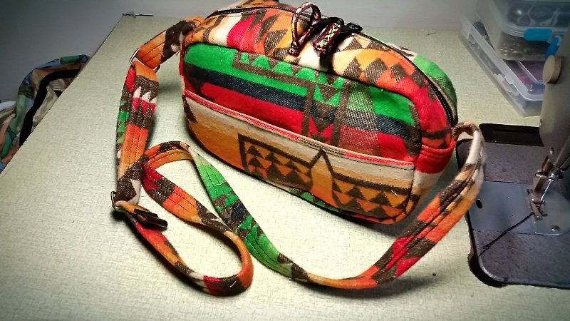 AMIN'S SHINY WORLD ethnic custom handmade patchwork amoeba scarf shoulder bag - กระเป๋าแมสเซนเจอร์ - กระดาษ หลากหลายสี