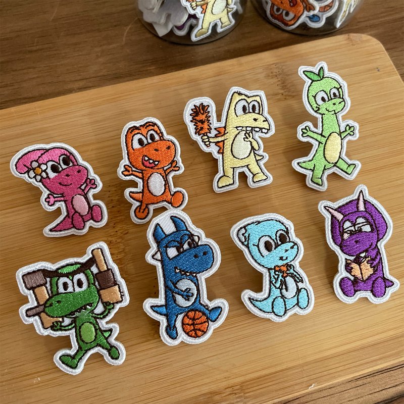 (Out of print) Little dinosaur embroidered badge comic style - เข็มกลัด/พิน - ผ้าฝ้าย/ผ้าลินิน หลากหลายสี