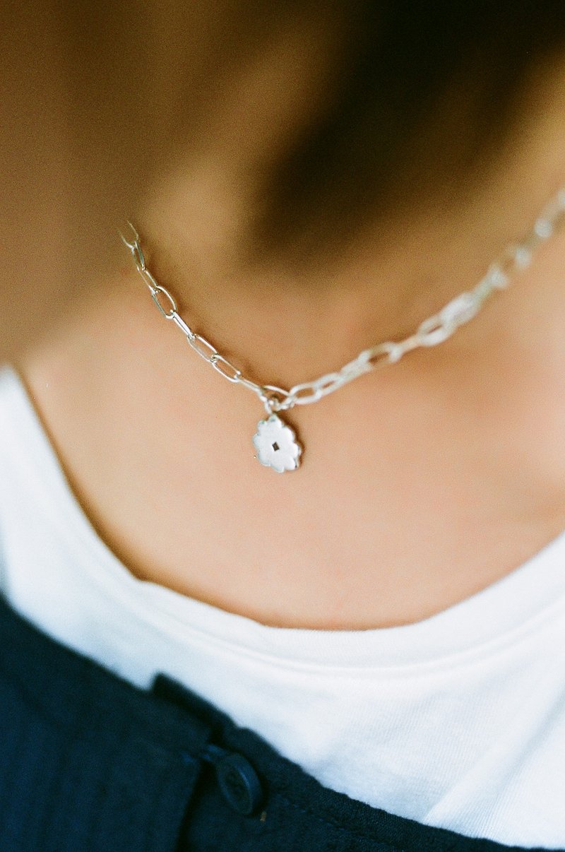 Cozy Summer Flower Bold Necklace Necklace - สร้อยคอ - เงินแท้ สีเงิน