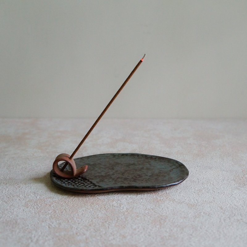 ดินเผา น้ำหอม สีน้ำเงิน - [matte gray and blue] bean-shaped incense plate / incense holder