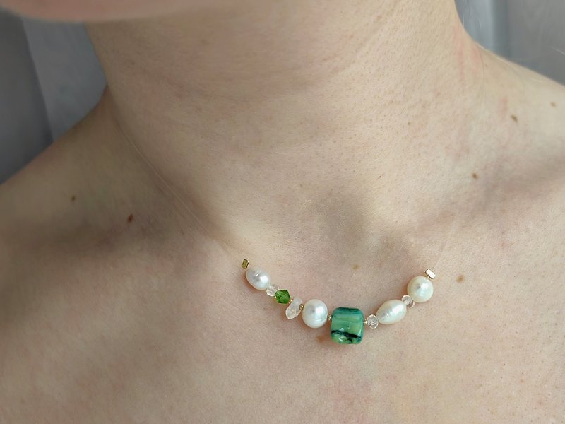 Minimalistic green Necklace. String necklace.Cord necklace.Invisible necklace. - สร้อยคอ - แก้ว สีเขียว