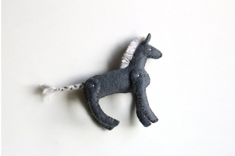 Three-dimensional decoration/iron gray pony - Badges & Pins - Thread Gray