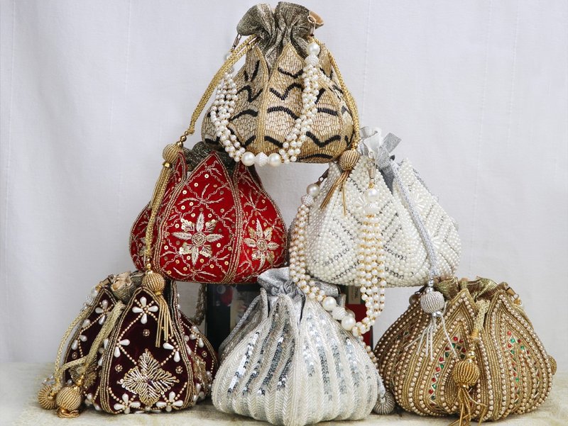 Indian vintage hand-held beautiful handmade beaded bag - กระเป๋าถือ - วัสดุอื่นๆ หลากหลายสี