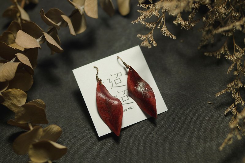 【迢 迢 tiaotiao】 leather Maple Leaf earrings (can change the clip) - handmade leather / limited production / earrings (revised temporarily suspended) - ต่างหู - หนังแท้ สีแดง